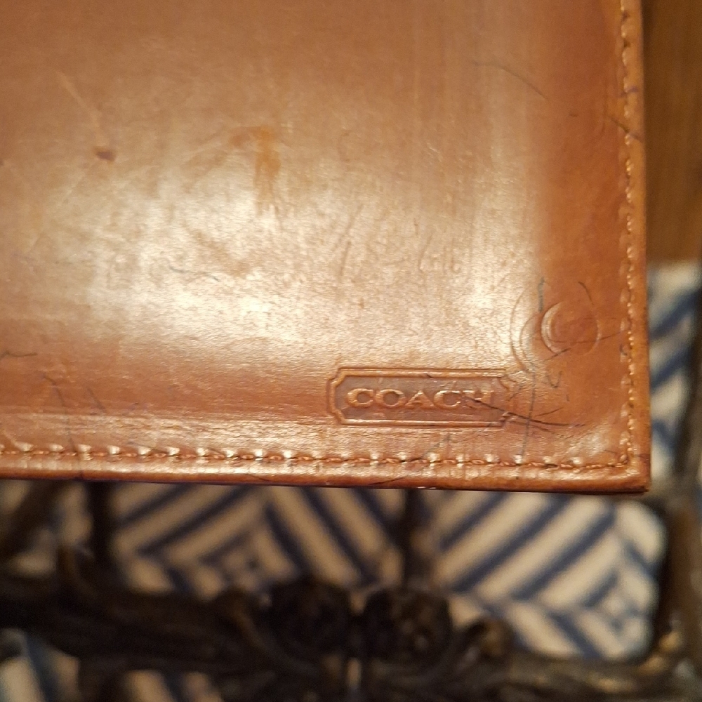 Vintage COACH Leather Wallet with Flap Closure and Smooth Finish - Picture 2 of 11